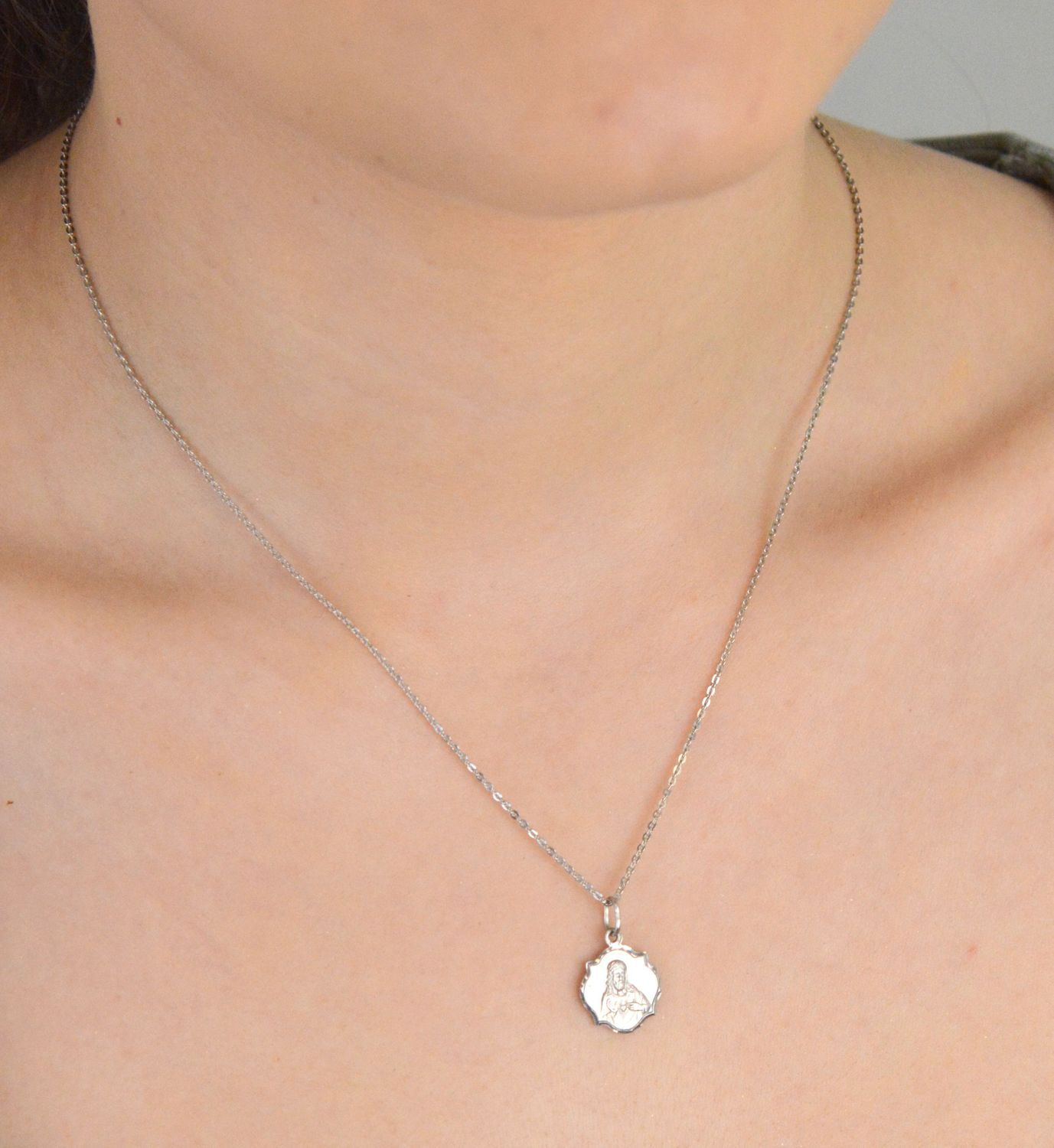 Szkaplerz medalik białe złoto 585 DIA-ZAW-1746B-585 Delikatny złoty medalik wykonany ze złota próby 585. Minimalistyczny dodatek, który pasuję do osoby w każdym wieku. 1.jpg