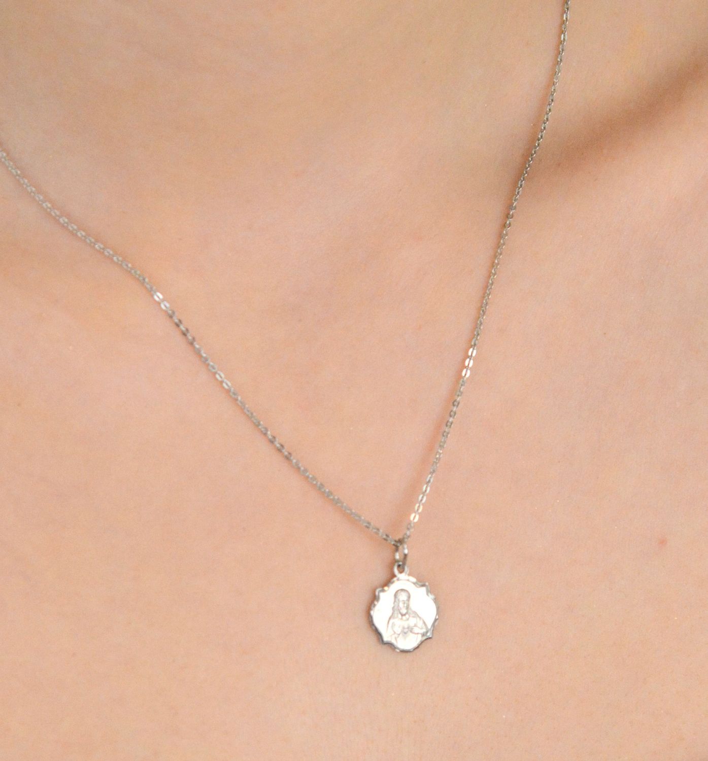 Szkaplerz medalik białe złoto 585 DIA-ZAW-1746B-585 Delikatny złoty medalik wykonany ze złota próby 585. Minimalistyczny dodatek, który pasuję do osoby w każdym wieku. 1.jpg