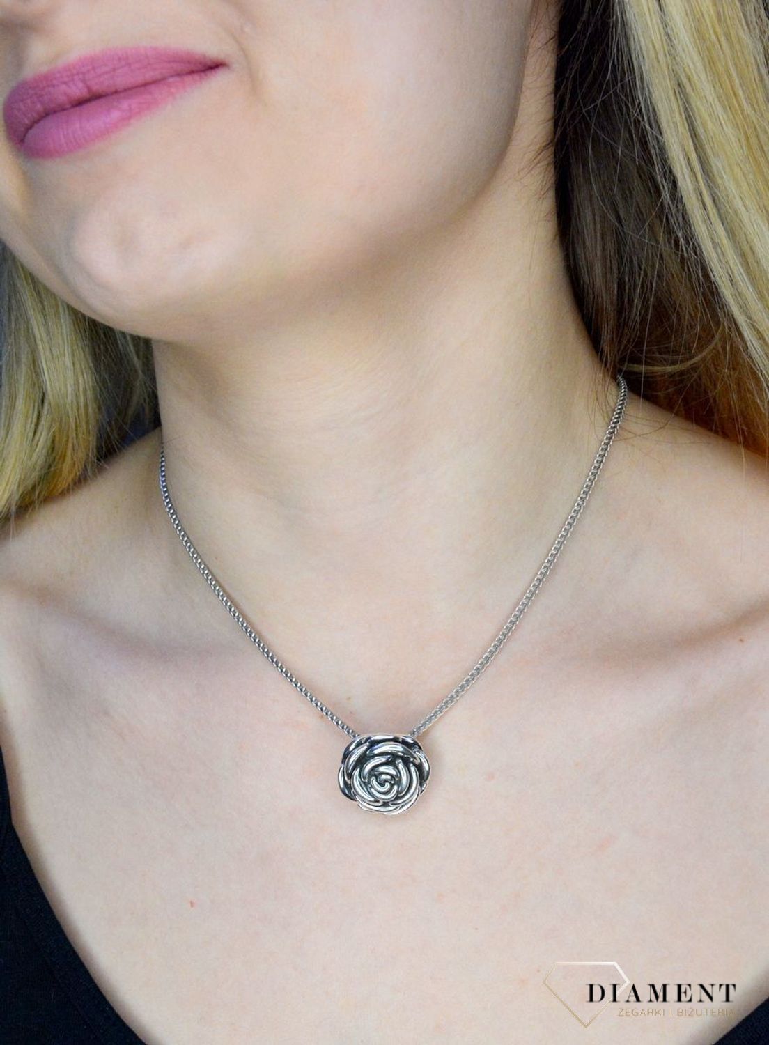 Srebrna zawieszka 925 'Mała kwitnąca róża' DIA-ZAW-17622P-925. Srebrna zawieszka w postaci róży to propozycja od Sklepu Jubilerskiego Diament. Biżuteria dla osoby, która lubi różnorodne i odważne dodatki w swoich stylizacjach (1).jpg