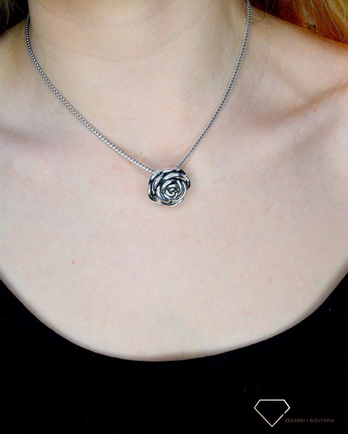 Srebrna zawieszka 925 'Mała kwitnąca róża' DIA-ZAW-17622P-925. Srebrna zawieszka w postaci róży to propozycja od Sklepu Jubilerskiego Diament. Biżuteria dla osoby, która lubi różnorodne i odważne dodatki w swoich stylizacjach (1).jpg