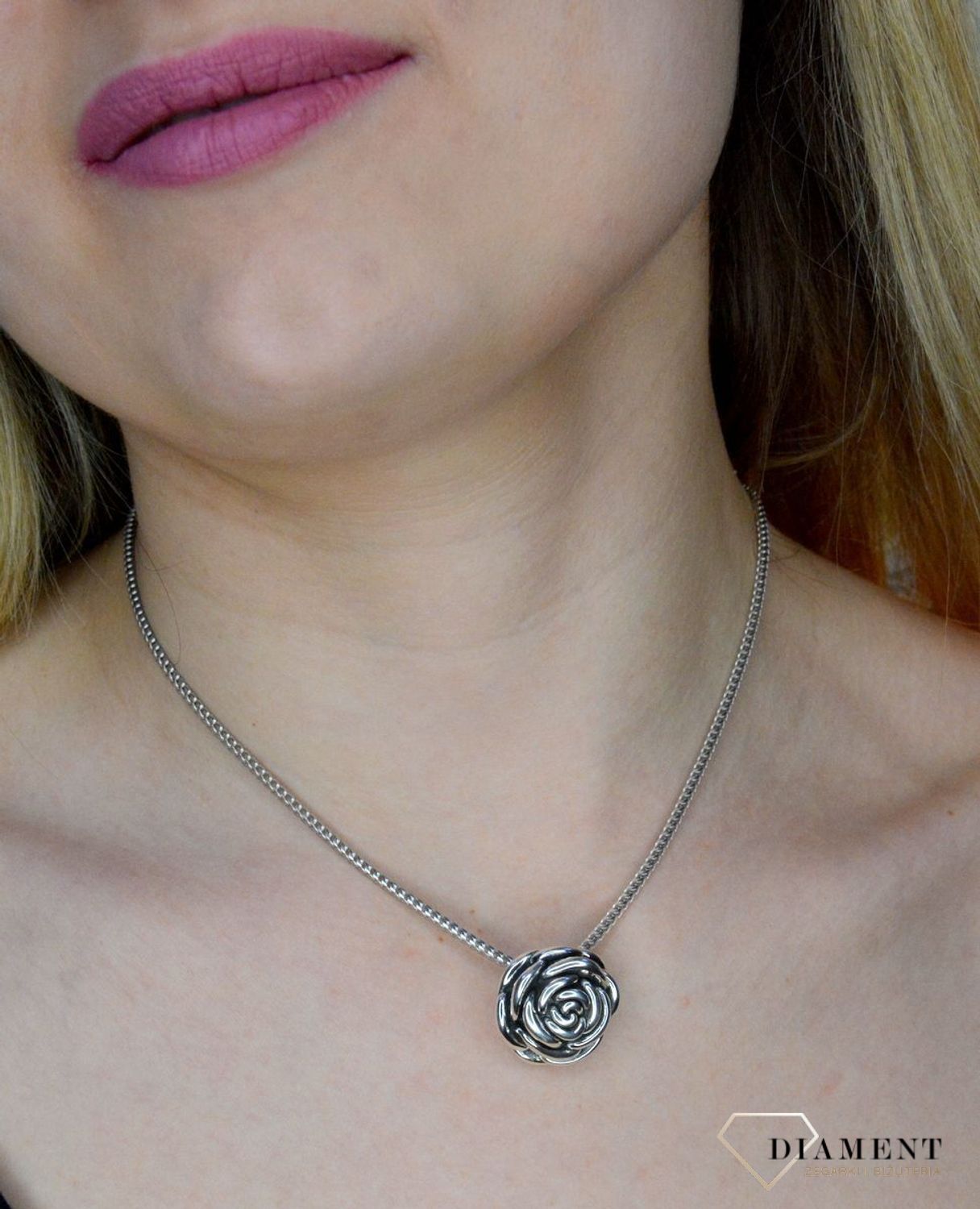 Srebrna zawieszka 925 'Mała kwitnąca róża' DIA-ZAW-17622P-925. Srebrna zawieszka w postaci róży to propozycja od Sklepu Jubilerskiego Diament. Biżuteria dla osoby, która lubi różnorodne i odważne dodatki w swoich stylizacjach (1).jpg