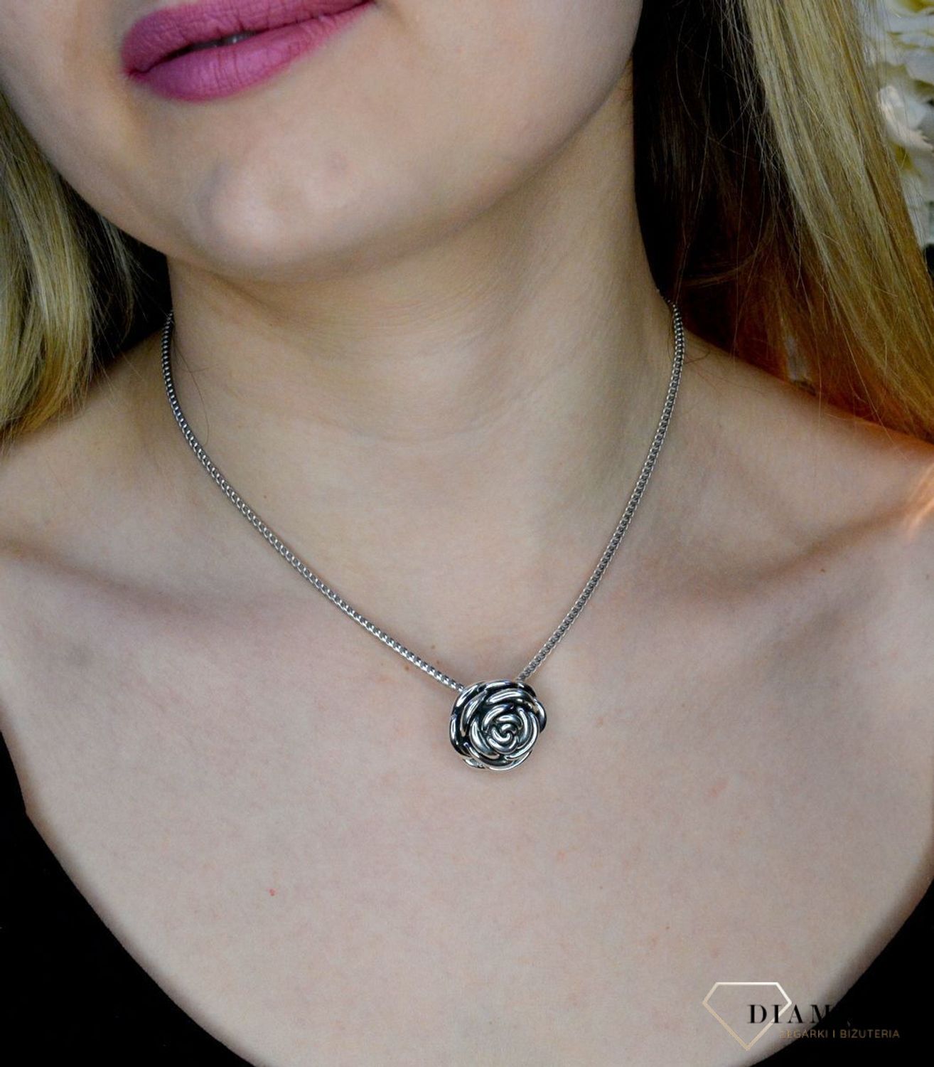 Srebrna zawieszka 925 'Mała kwitnąca róża' DIA-ZAW-17622P-925. Srebrna zawieszka w postaci róży to propozycja od Sklepu Jubilerskiego Diament. Biżuteria dla osoby, która lubi różnorodne i odważne dodatki w swoich stylizacjach (1).jpg