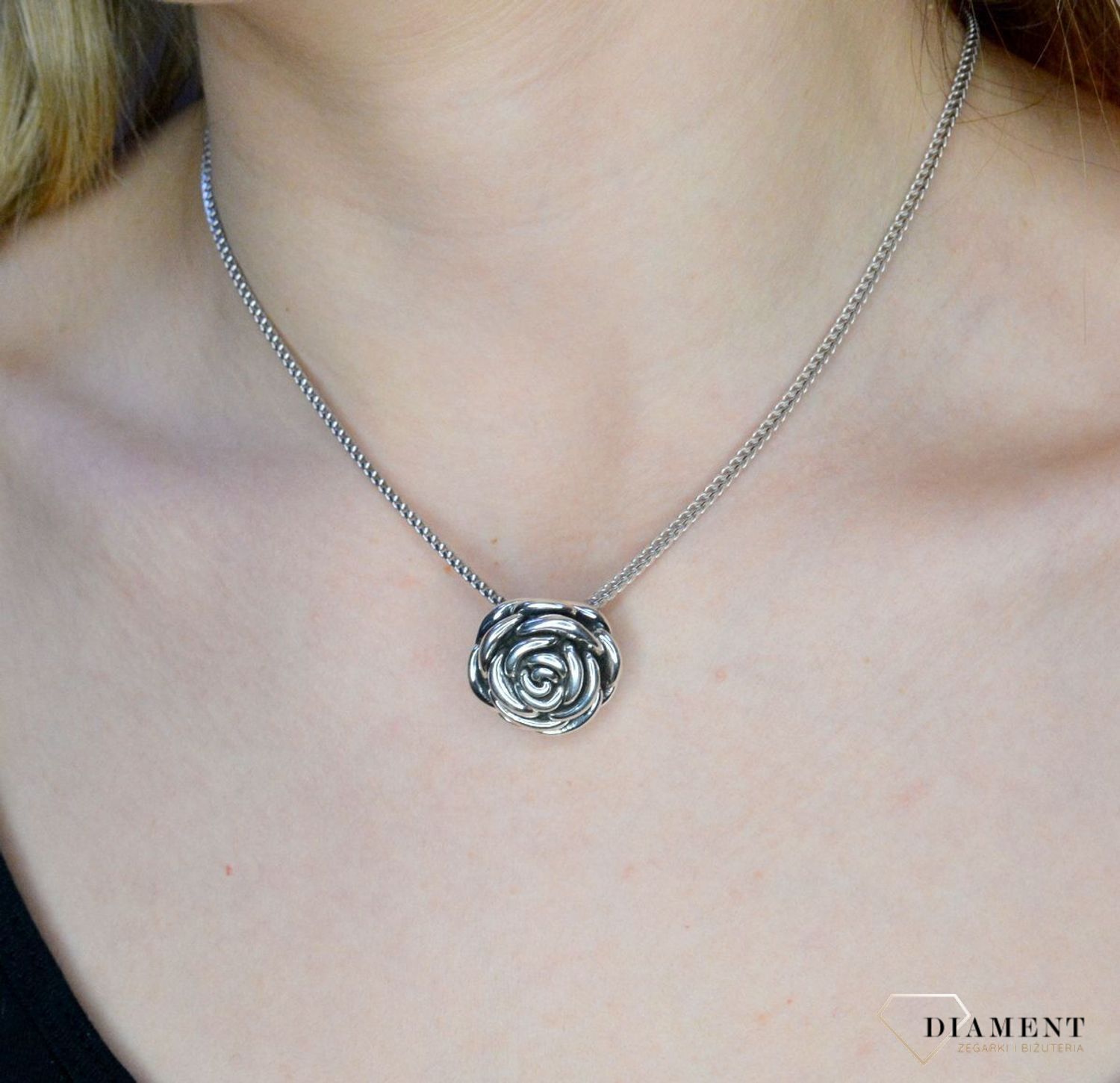 Srebrna zawieszka 925 'Mała kwitnąca róża' DIA-ZAW-17622P-925. Srebrna zawieszka w postaci róży to propozycja od Sklepu Jubilerskiego Diament. Biżuteria dla osoby, która lubi różnorodne i odważne dodatki w swoich stylizacjach (1).jpg