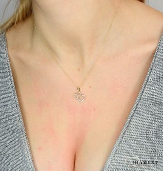 Złota zawieszka 585 dwa połączone serca żółte i białe złoto DIA-ZAW-1792-585. Ta wyjątkowa biżuteria zachwyca wykwintnością materiałów jubilerskich i intensywnością blasku.Element ozdobny ukształtowano w formie dwóch s (1).JPG