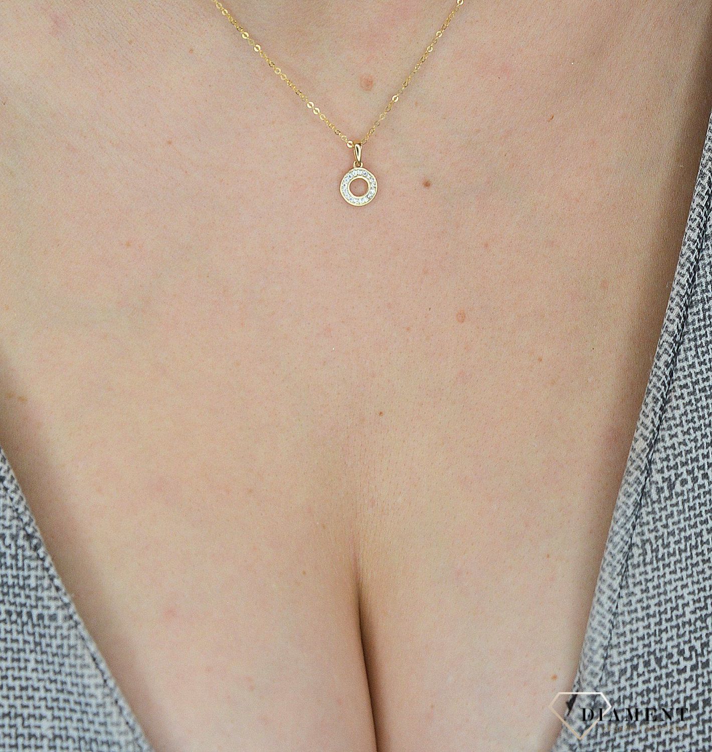 Zawieszka złota 585 kółko z cyrkoniami puste w środku DIA-ZAW-1795-585.  Złota zawieszka w kształcie serca. Zawieszka została wykonana z najwyższej jakości złota próby 585. Idealny pomysł na prezent dla ukochanej. Prawdziwe złoto..jpg