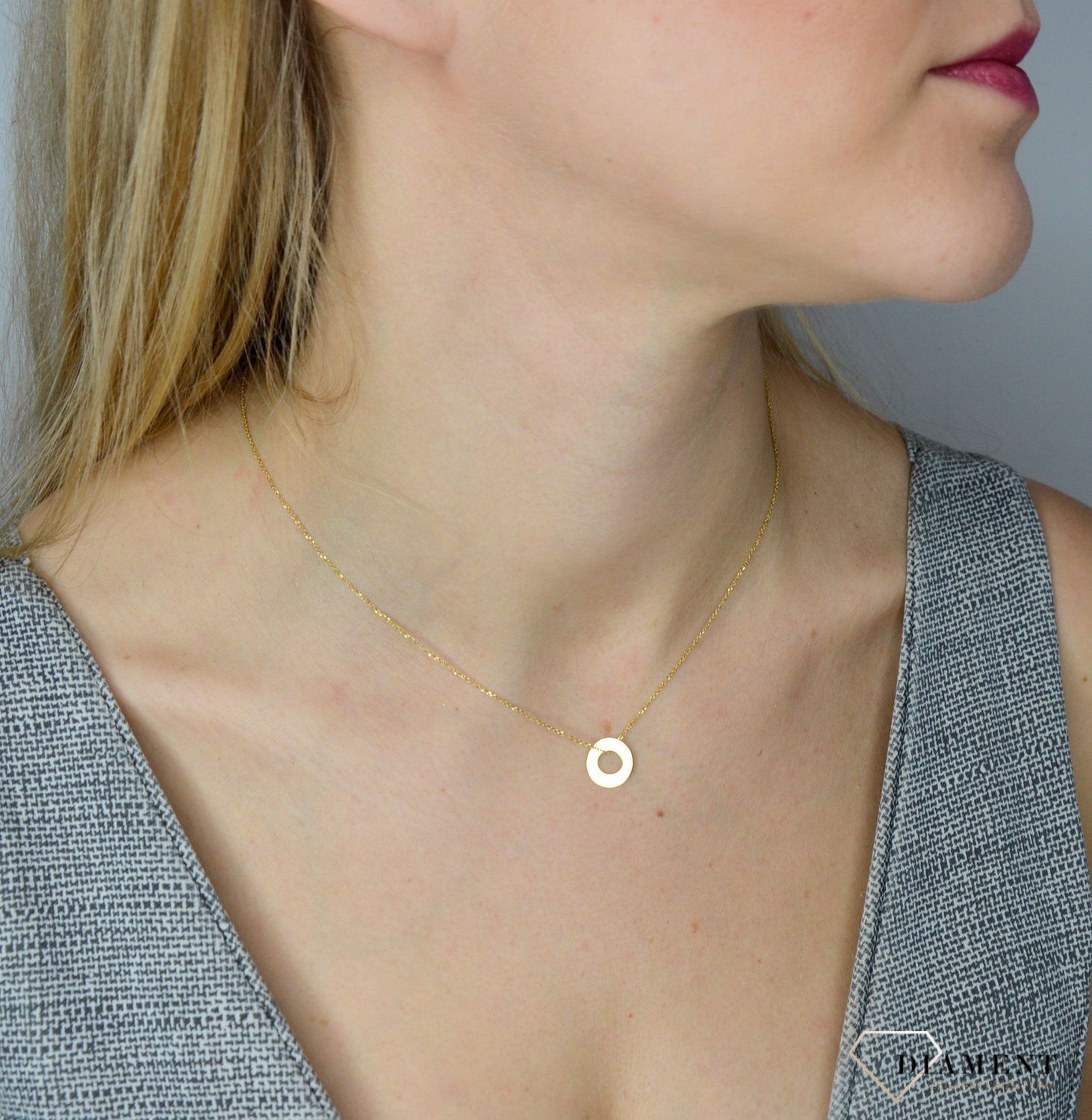 Zawieszka złota 585 kółko z cyrkoniami puste w środku DIA-ZAW-1795-585.  Złota zawieszka w kształcie serca. Zawieszka została wykonana z najwyższej jakości złota próby 585. Idealny pomysł na prezent dla ukochanej. Prawdziwe złoto..jpg