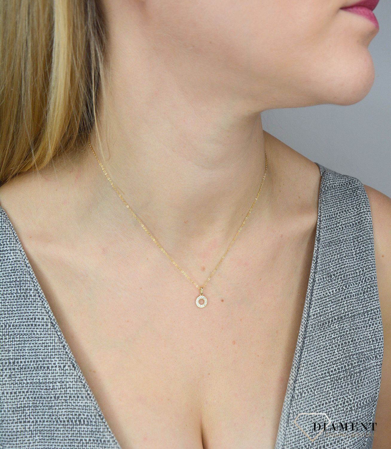 Zawieszka złota 585 kółko z cyrkoniami puste w środku DIA-ZAW-1795-585.  Złota zawieszka w kształcie serca. Zawieszka została wykonana z najwyższej jakości złota próby 585. Idealny pomysł na prezent dla ukochanej. Prawdziwe złoto..jpg