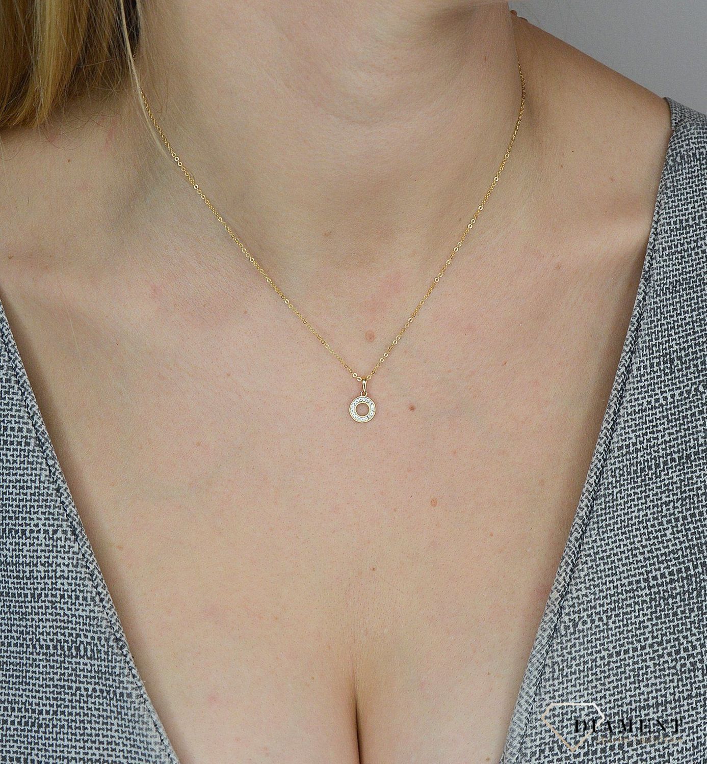 Zawieszka złota 585 kółko z cyrkoniami puste w środku DIA-ZAW-1795-585.  Złota zawieszka w kształcie serca. Zawieszka została wykonana z najwyższej jakości złota próby 585. Idealny pomysł na prezent dla ukochanej. Prawdziwe złoto..jpg