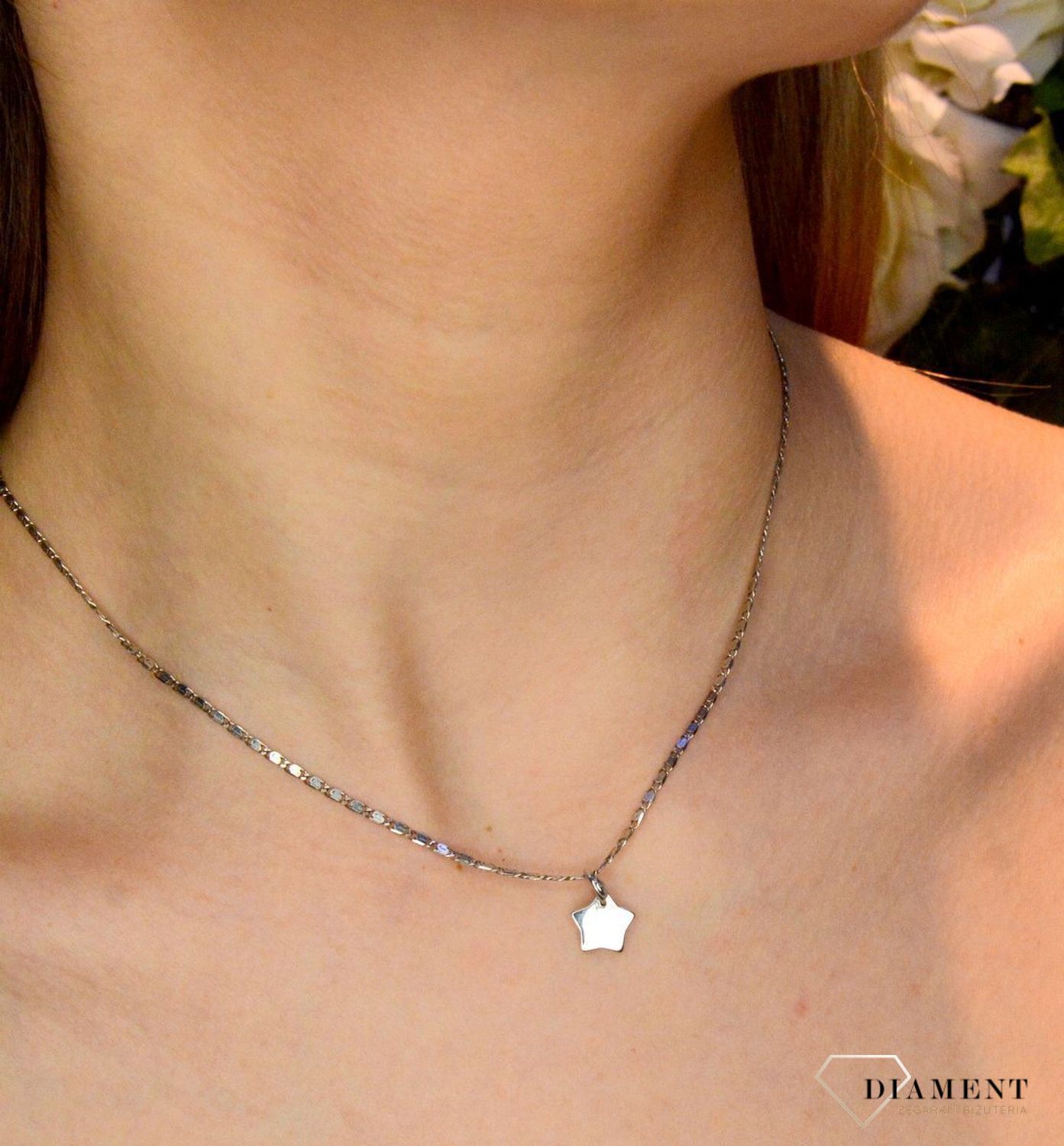 Srebrna zawieszka gwiazdka gładka blaszka DIA-ZAW-18154ST-925.Srebro jest cenionym materiałem wśród jubilerów. Zawieszka została wykonana ze srebra próby 925. Idealny na prezent dla eleganckich i subtelnych kobiet..jpg