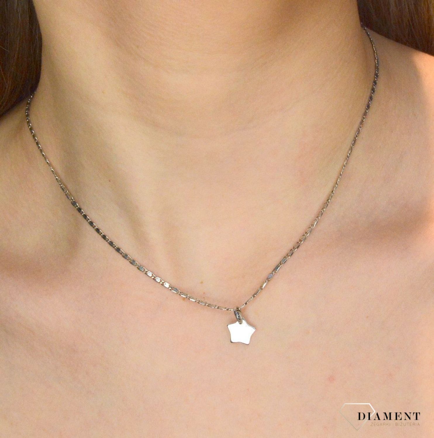 Srebrna zawieszka gwiazdka gładka blaszka DIA-ZAW-18154ST-925.Srebro jest cenionym materiałem wśród jubilerów. Zawieszka została wykonana ze srebra próby 925. Idealny na prezent dla eleganckich i subtelnych kobiet..jpg