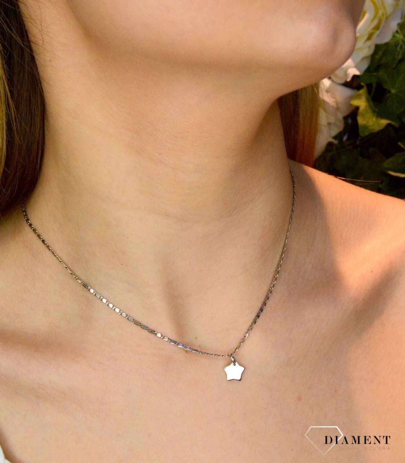 Srebrna zawieszka gwiazdka gładka blaszka DIA-ZAW-18154ST-925.Srebro jest cenionym materiałem wśród jubilerów. Zawieszka została wykonana ze srebra próby 925. Idealny na prezent dla eleganckich i subtelnych kobiet..jpg