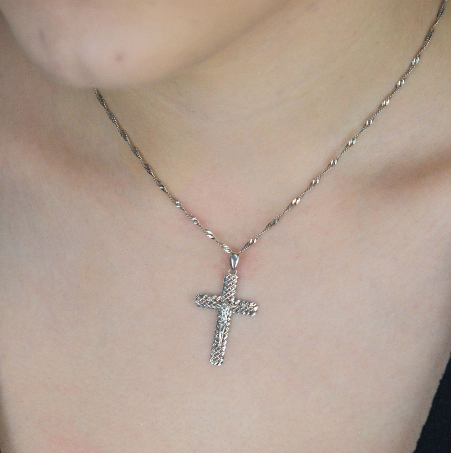 Srebrna zawieszka krzyż z wizerunkiem Jezusa – ażurowa forma, model DIA-ZAW-1885-925. Próba 925, waga 1,20 g, długość 3,5 cm. Symbol wiary i duchowej siły.1.jpg
