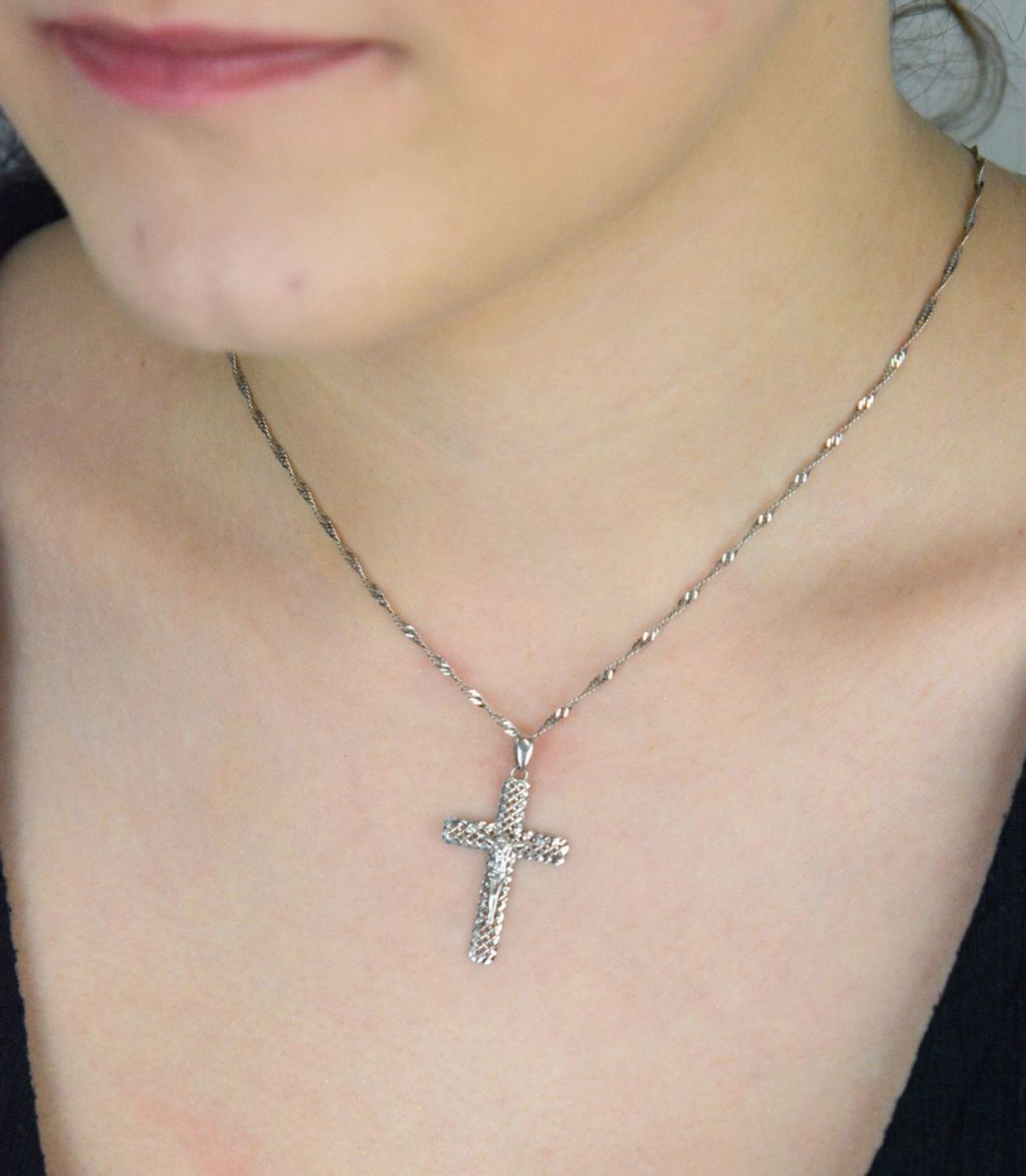 Srebrna zawieszka krzyż z wizerunkiem Jezusa – ażurowa forma, model DIA-ZAW-1885-925. Próba 925, waga 1,20 g, długość 3,5 cm. Symbol wiary i duchowej siły.1.jpg