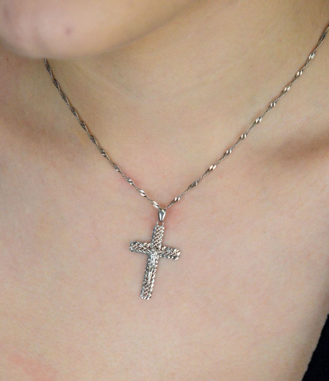 Srebrna zawieszka krzyż z wizerunkiem Jezusa – ażurowa forma, model DIA-ZAW-1885-925. Próba 925, waga 1,20 g, długość 3,5 cm. Symbol wiary i duchowej siły.1.jpg