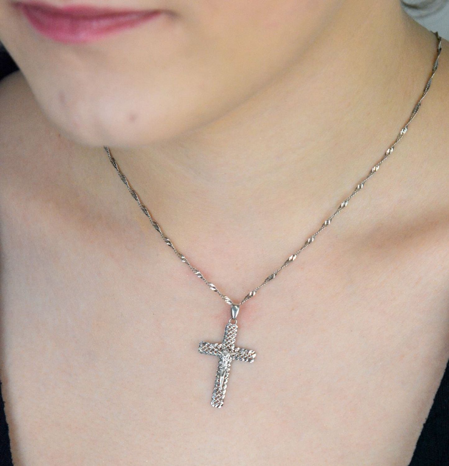 Srebrna zawieszka krzyż z wizerunkiem Jezusa – ażurowa forma, model DIA-ZAW-1885-925. Próba 925, waga 1,20 g, długość 3,5 cm. Symbol wiary i duchowej siły.1.jpg