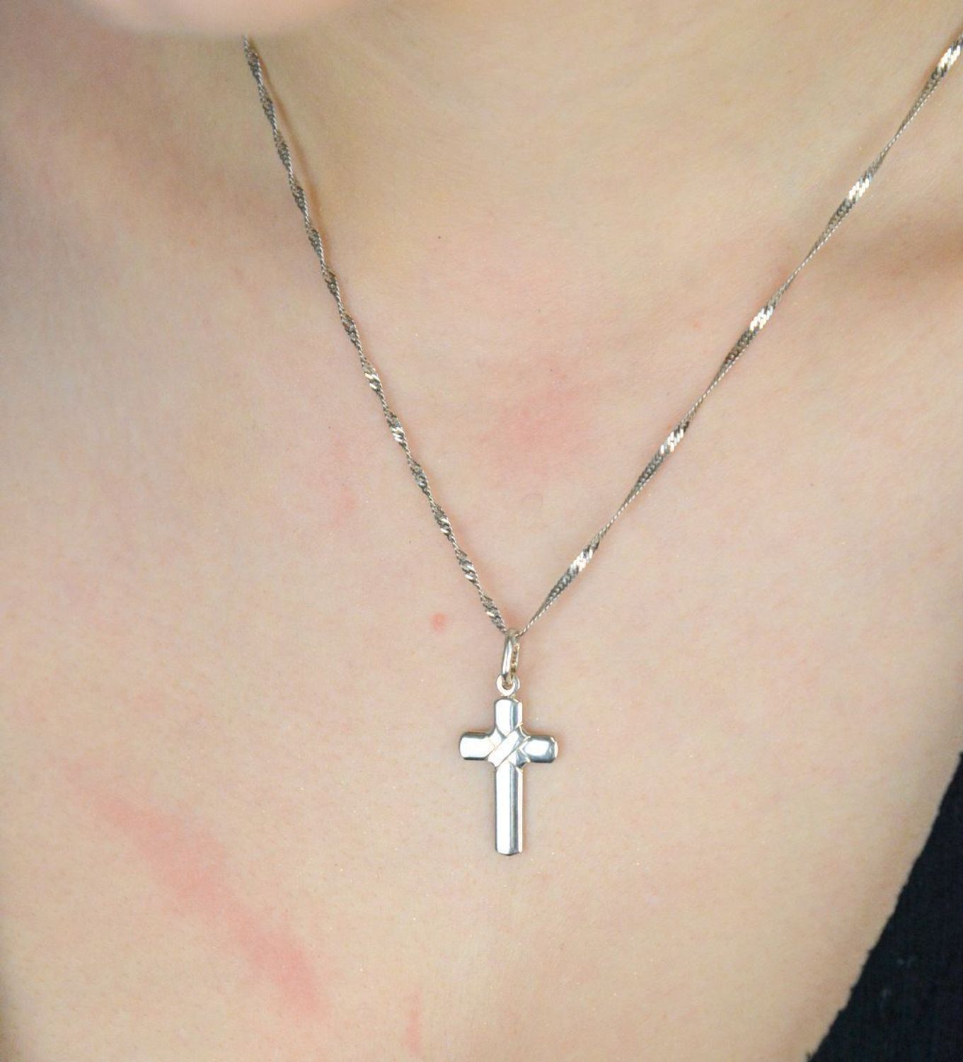 Zawieszka srebrna w kształcie krzyża – klasyczny model DIA-ZAW-1909-925, próba 925, 1,80 g. Długość 3,0 cm. Elegancka biżuteria religijna na każdą okazję.1.jpg