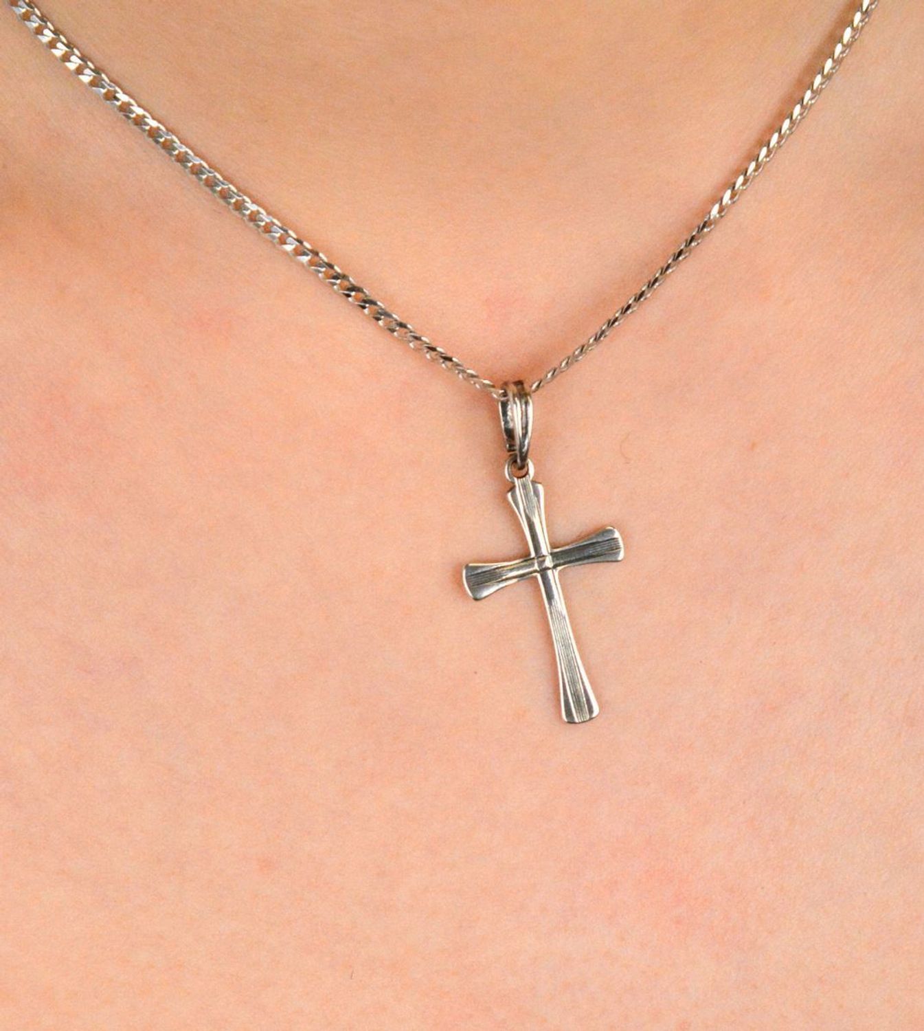 Srebrna zawieszka Krzyżyk próba 925 DIA-ZAW-1917-925.  Zawieszka krzyżyk to uniwersalny dodatek. Biżuteria sakralna to wspaniała pamiątka i idealny prezent na takie okazje jak chrzest, 1.jpg