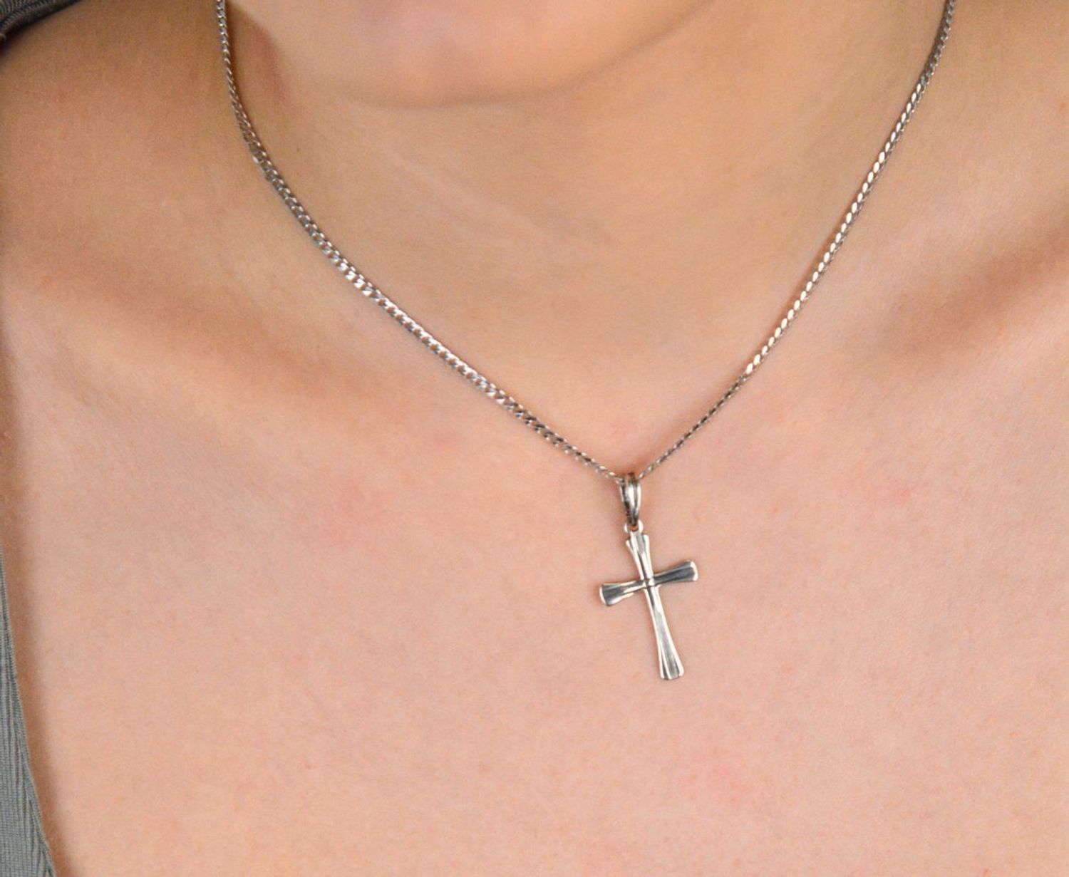 Srebrna zawieszka Krzyżyk próba 925 DIA-ZAW-1917-925.  Zawieszka krzyżyk to uniwersalny dodatek. Biżuteria sakralna to wspaniała pamiątka i idealny prezent na takie okazje jak chrzest, 1.jpg