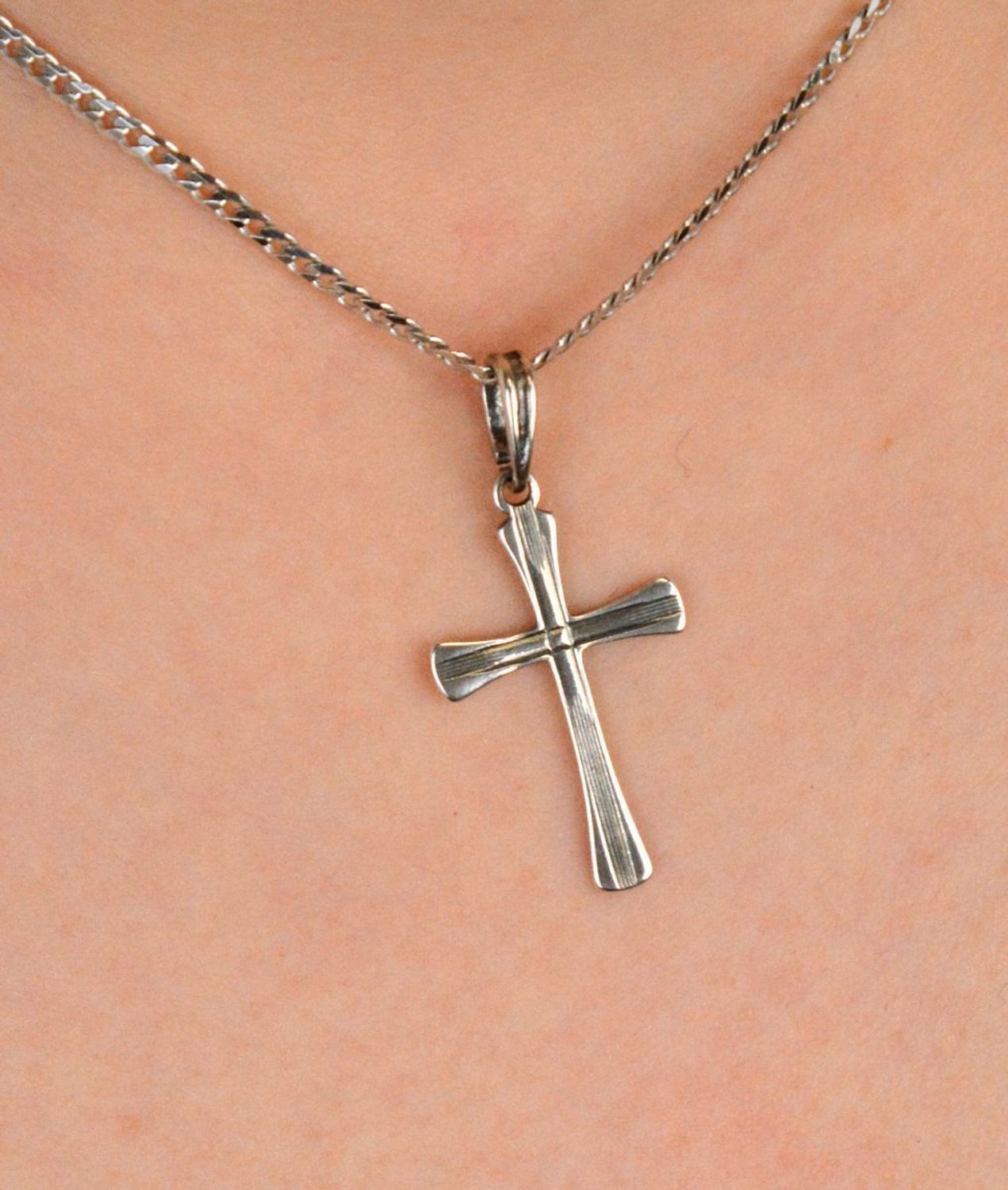 Srebrna zawieszka Krzyżyk próba 925 DIA-ZAW-1917-925.  Zawieszka krzyżyk to uniwersalny dodatek. Biżuteria sakralna to wspaniała pamiątka i idealny prezent na takie okazje jak chrzest, 1.jpg