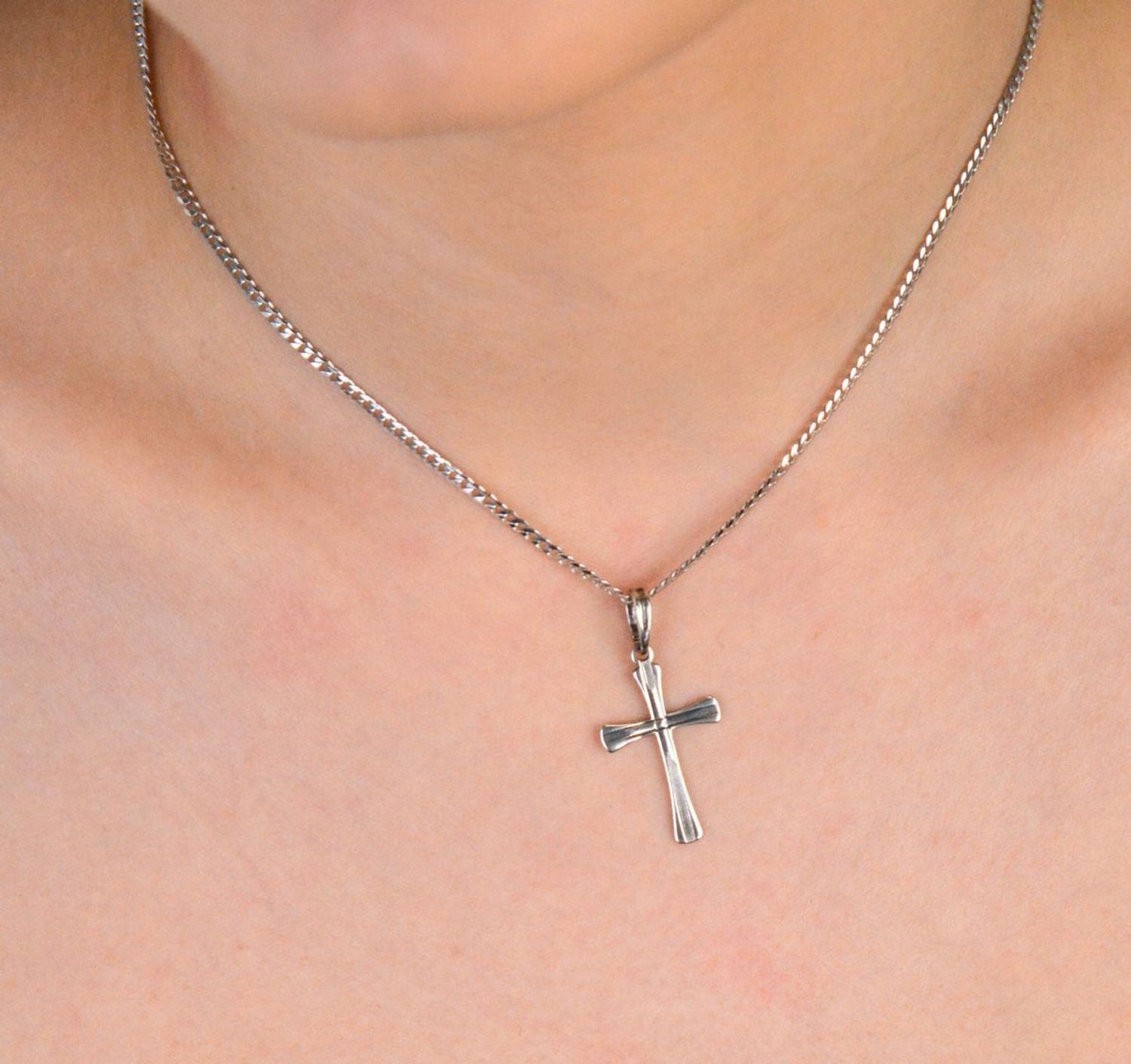 Srebrna zawieszka Krzyżyk próba 925 DIA-ZAW-1917-925.  Zawieszka krzyżyk to uniwersalny dodatek. Biżuteria sakralna to wspaniała pamiątka i idealny prezent na takie okazje jak chrzest, 1.jpg