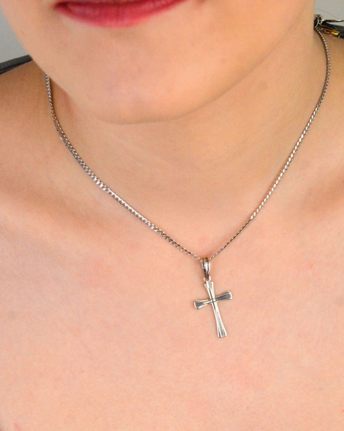 Srebrna zawieszka Krzyżyk próba 925 DIA-ZAW-1917-925.  Zawieszka krzyżyk to uniwersalny dodatek. Biżuteria sakralna to wspaniała pamiątka i idealny prezent na takie okazje jak chrzest, 1.jpg