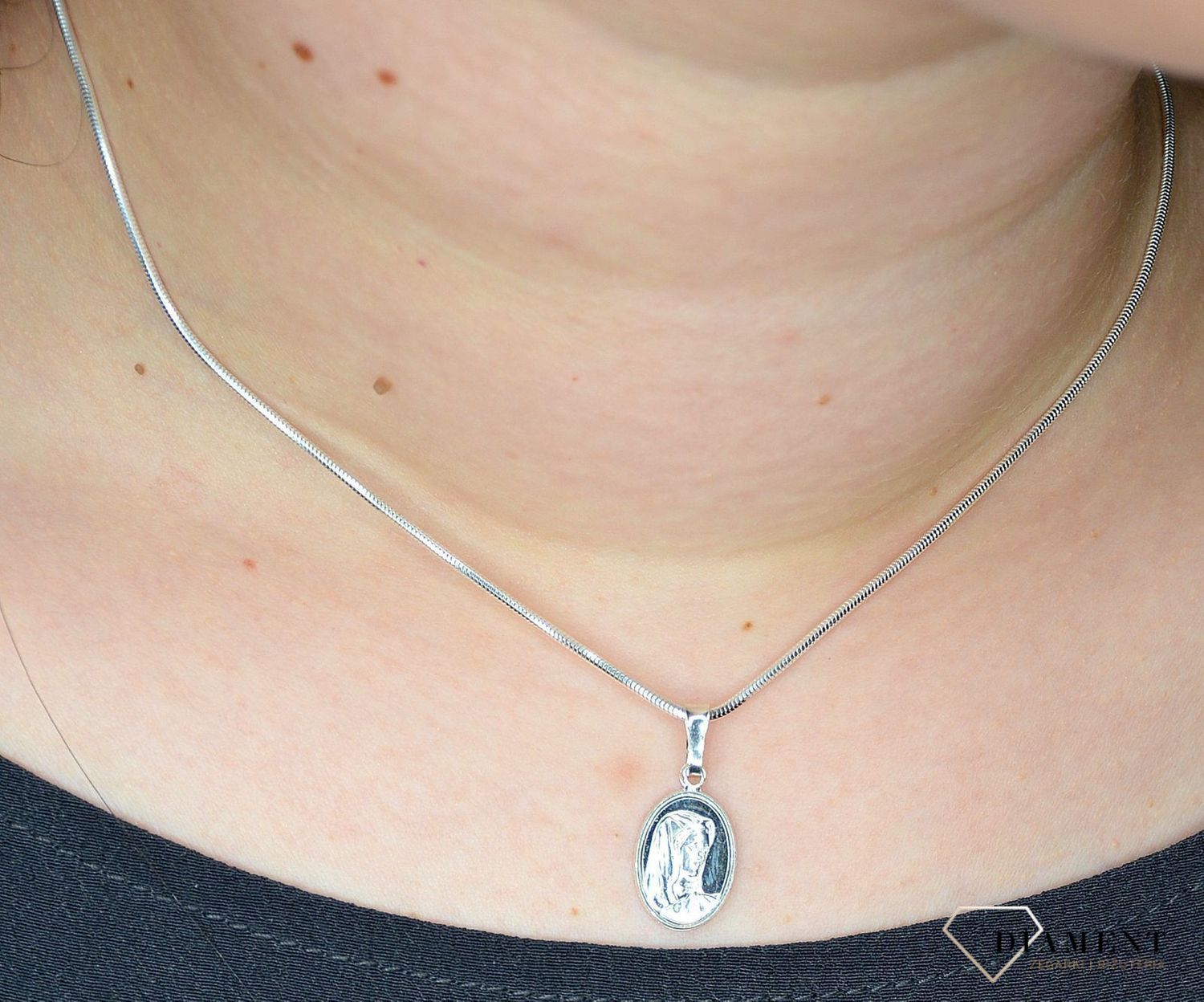 Zawieszka srebrna medalik Matka Boska 2,4 cm DIA-ZAW-1960-925.jpg