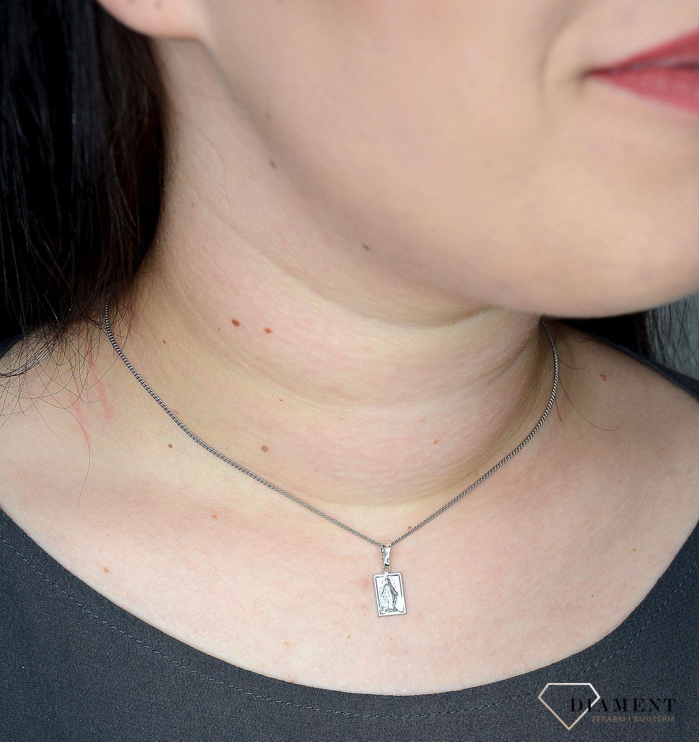 Zawieszka srebrna kwadratowy medalik Jezus DIA-ZAW-1961-925.jpg