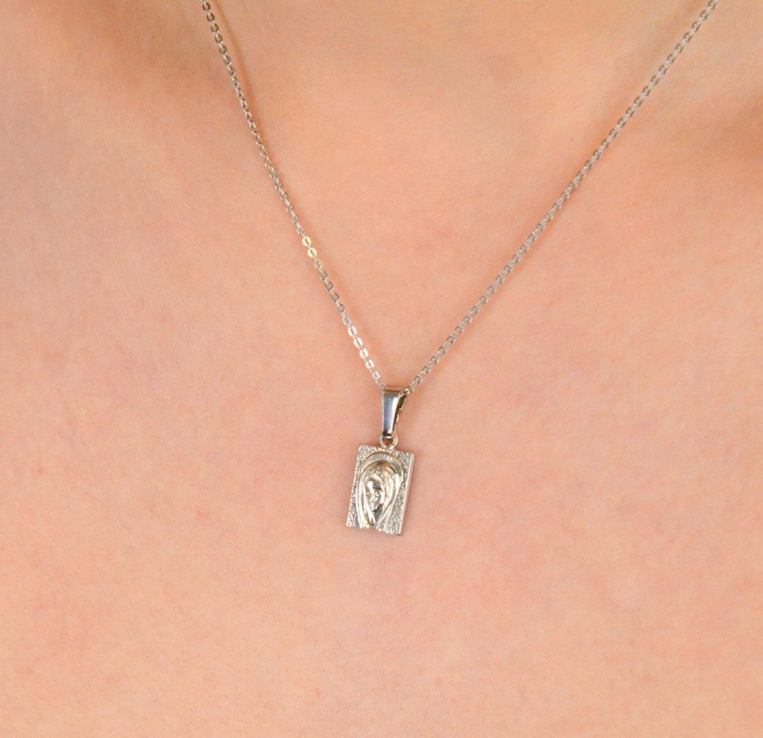 Medalik srebrny próba 925, Matka Boska DIA-ZAW-1967R-925 Srebrny medalik z wizerunkiem Papieża Franciszka to wyjątkowy symbol duchowej przewodnictwa, pokory i miłości bliźniego. 1.jpg