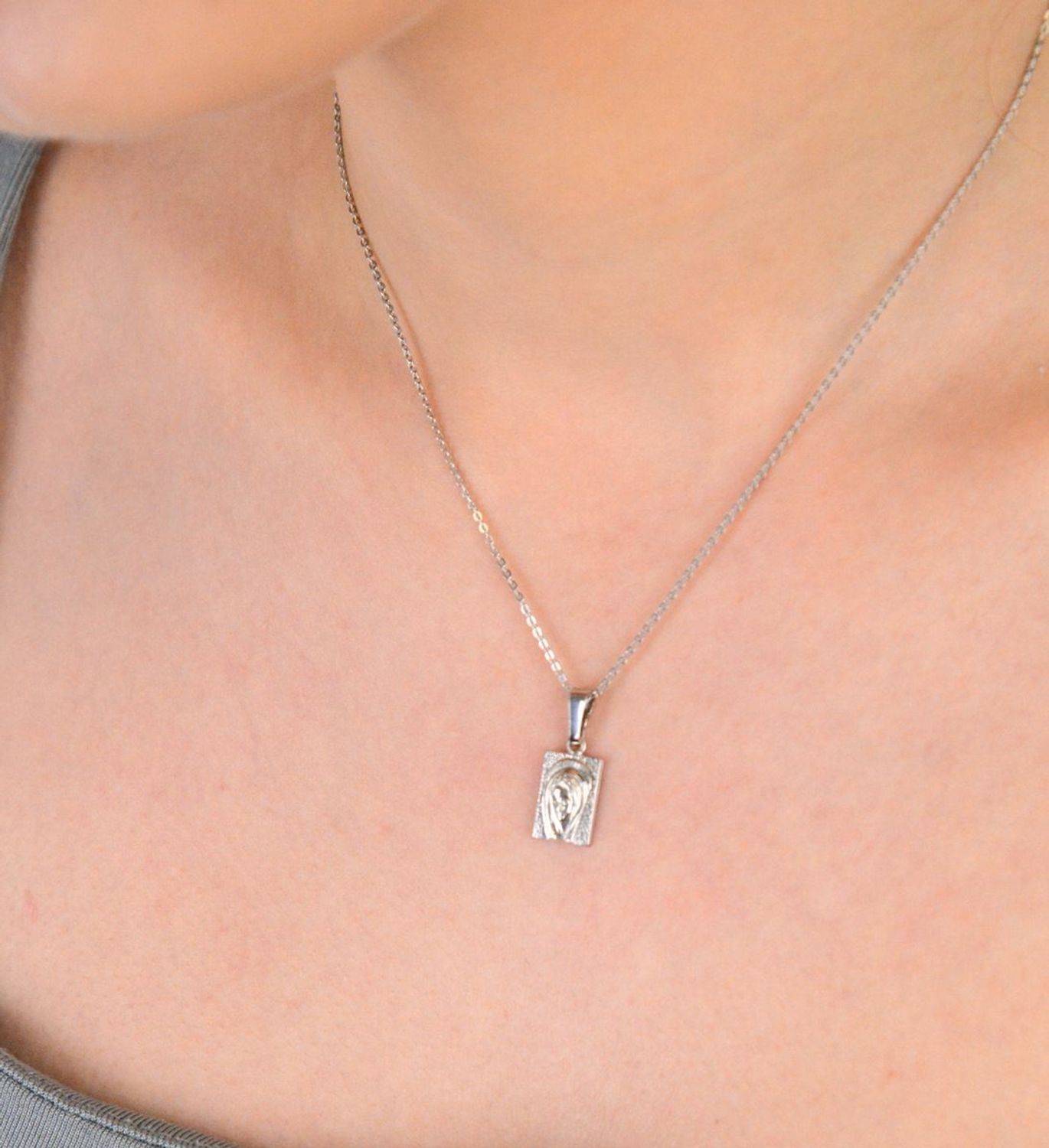 Medalik srebrny próba 925, Matka Boska DIA-ZAW-1967R-925 Srebrny medalik z wizerunkiem Papieża Franciszka to wyjątkowy symbol duchowej przewodnictwa, pokory i miłości bliźniego. 1.jpg