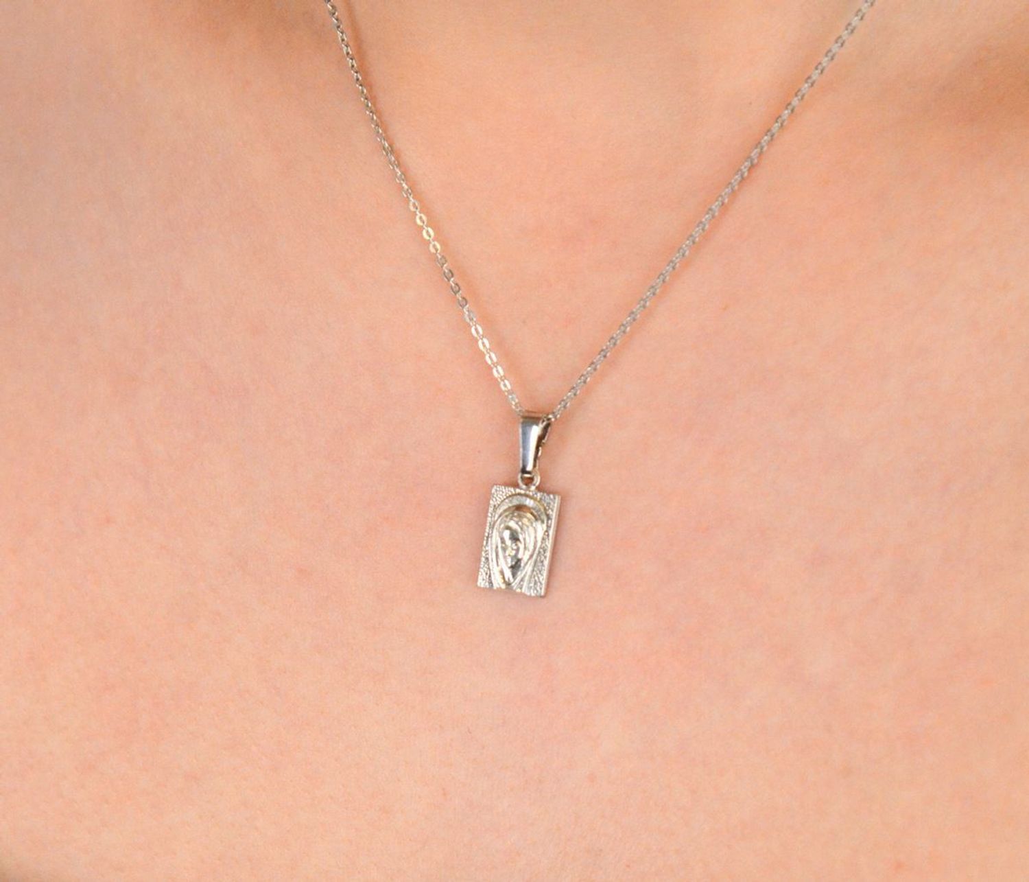 Medalik srebrny próba 925, Matka Boska DIA-ZAW-1967R-925 Srebrny medalik z wizerunkiem Papieża Franciszka to wyjątkowy symbol duchowej przewodnictwa, pokory i miłości bliźniego. 1.jpg