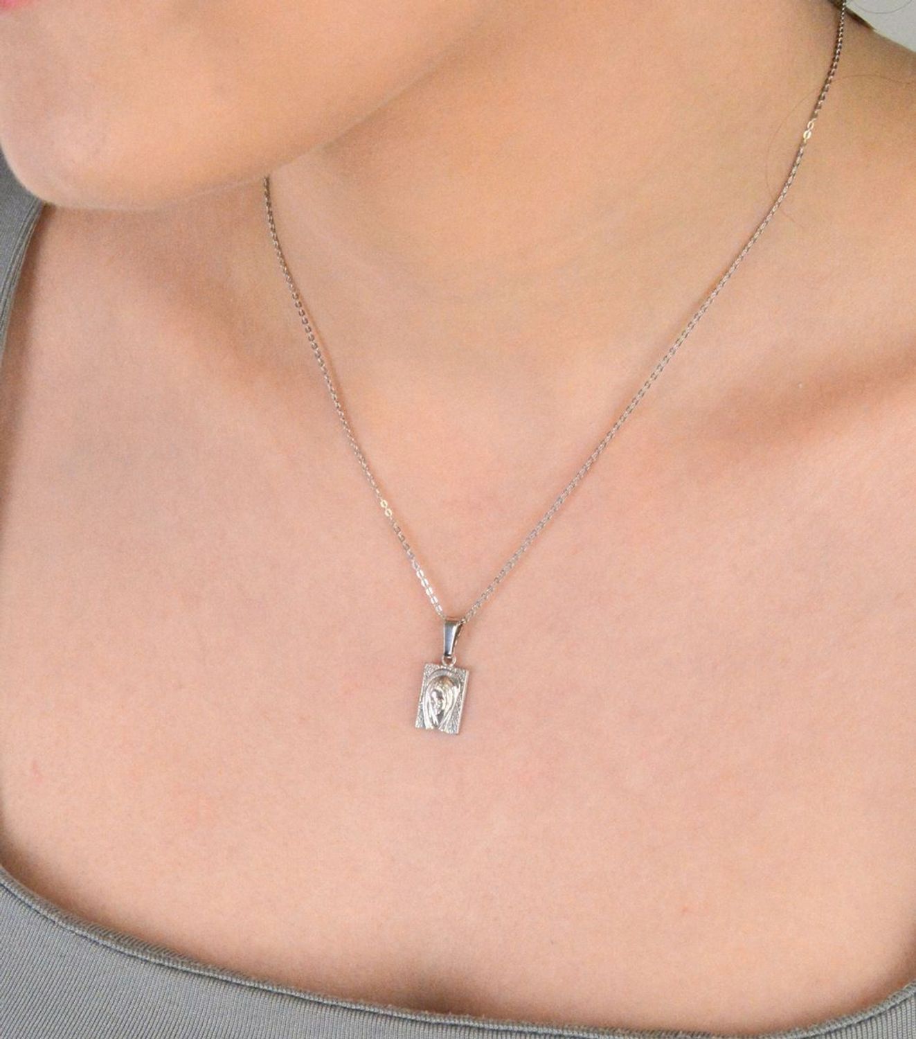 Medalik srebrny próba 925, Matka Boska DIA-ZAW-1967R-925 Srebrny medalik z wizerunkiem Papieża Franciszka to wyjątkowy symbol duchowej przewodnictwa, pokory i miłości bliźniego. 1.jpg