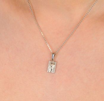 Medalik srebrny próba 925, Matka Boska DIA-ZAW-1967R-925 Srebrny medalik z wizerunkiem Papieża Franciszka to wyjątkowy symbol duchowej przewodnictwa (1).JPG