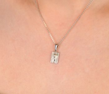 Medalik srebrny próba 925, Matka Boska DIA-ZAW-1967R-925 Srebrny medalik z wizerunkiem Papieża Franciszka to wyjątkowy symbol duchowej przewodnictwa (3).JPG