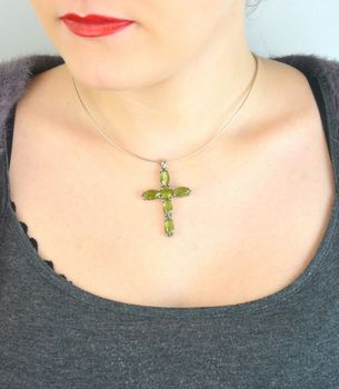 Zawieszka srebrna 925 DIA-ZAW-1968-925 w kształcie krzyżyka z dużymi cyrkoniami w odcieniu pomarańczowo-brązowym. Masywna, elegancka – długość 5 cm, waga 6,80 g (3).JPG