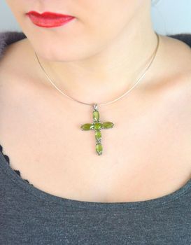 Zawieszka srebrna 925 DIA-ZAW-1968-925 w kształcie krzyżyka z dużymi cyrkoniami w odcieniu pomarańczowo-brązowym. Masywna, elegancka – długość 5 cm, waga 6,80 g (5).JPG