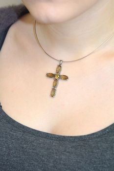 Zawieszka srebrna 925 DIA-ZAW-1968-925 w kształcie krzyżyka z dużymi cyrkoniami w odcieniu pomarańczowo-brązowym. Masywna, elegancka – długość 5 cm, waga 6,80 g (7).JPG