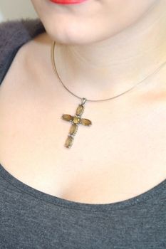 Zawieszka srebrna 925 DIA-ZAW-1968-925 w kształcie krzyżyka z dużymi cyrkoniami w odcieniu pomarańczowo-brązowym. Masywna, elegancka – długość 5 cm, waga 6,80 g (8).JPG