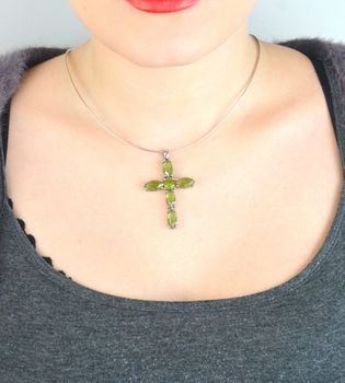 Zawieszka srebrna 925 DIA-ZAW-1968-925 w kształcie krzyżyka z dużymi cyrkoniami w odcieniu pomarańczowo-brązowym. Masywna, elegancka – długość 5 cm, waga 6,80 g (9).JPG