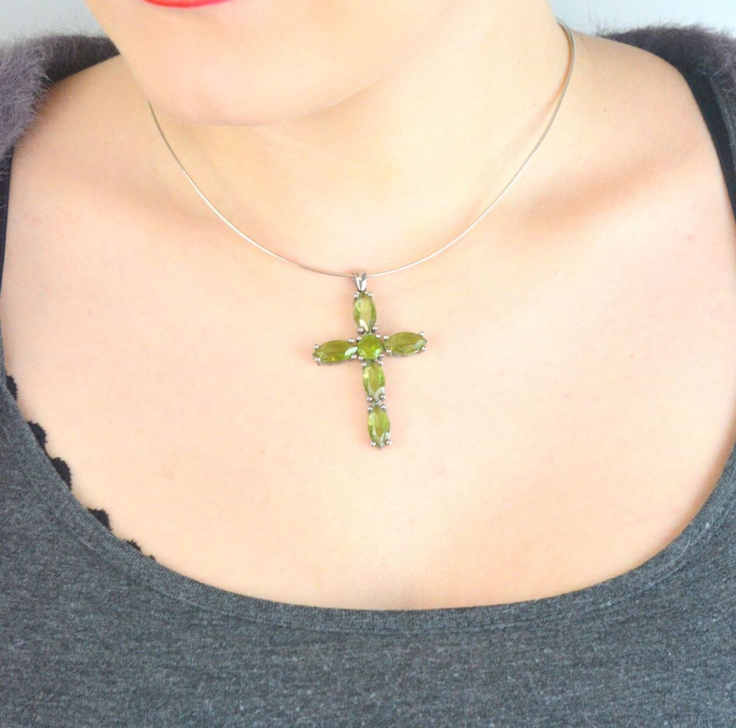 Zawieszka srebrna 925 DIA-ZAW-1968-925 w kształcie krzyżyka z dużymi cyrkoniami w odcieniu pomarańczowo-brązowym. Masywna, elegancka – długość 5 cm, waga 6,80 g.1.jpg