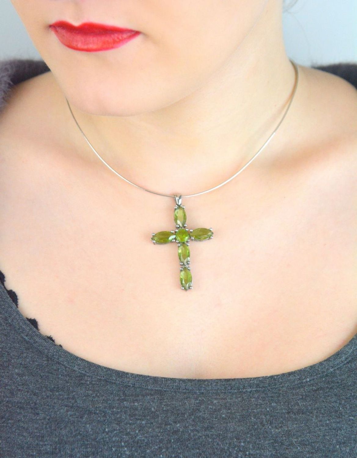 Zawieszka srebrna 925 DIA-ZAW-1968-925 w kształcie krzyżyka z dużymi cyrkoniami w odcieniu pomarańczowo-brązowym. Masywna, elegancka – długość 5 cm, waga 6,80 g.1.jpg