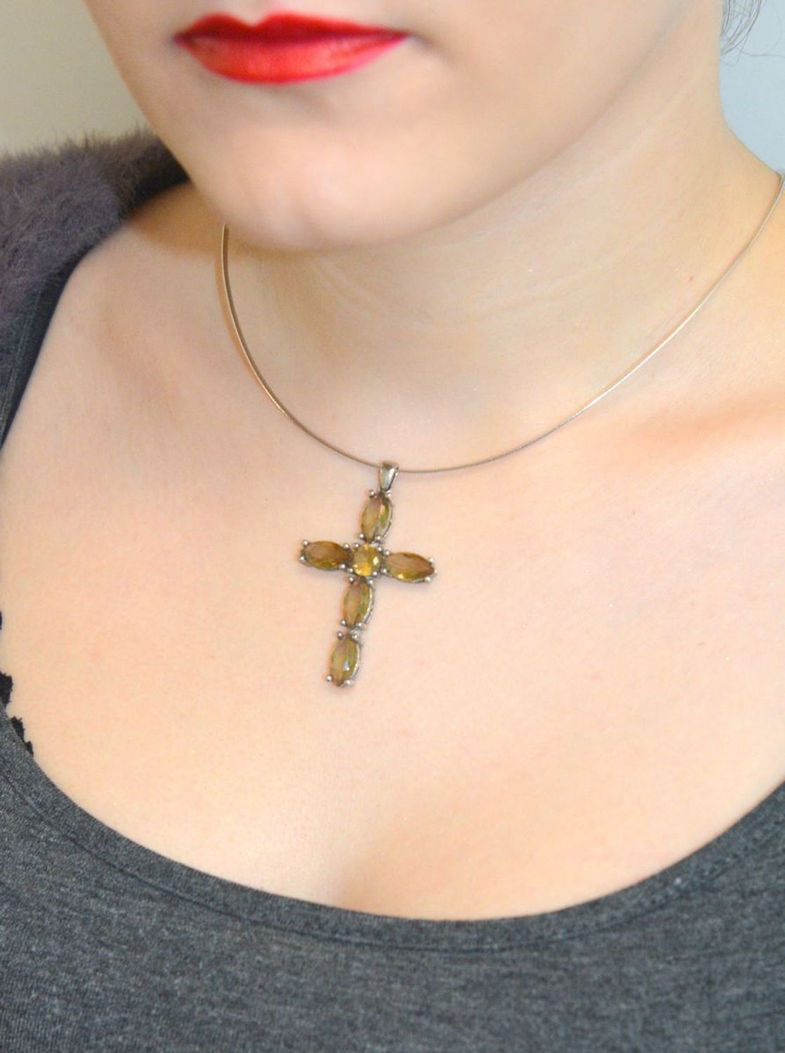 Zawieszka srebrna 925 DIA-ZAW-1968-925 w kształcie krzyżyka z dużymi cyrkoniami w odcieniu pomarańczowo-brązowym. Masywna, elegancka – długość 5 cm, waga 6,80 g.1.jpg