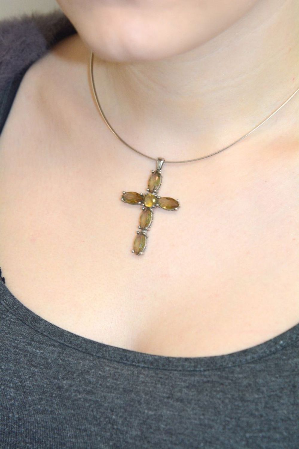 Zawieszka srebrna 925 DIA-ZAW-1968-925 w kształcie krzyżyka z dużymi cyrkoniami w odcieniu pomarańczowo-brązowym. Masywna, elegancka – długość 5 cm, waga 6,80 g.1.jpg