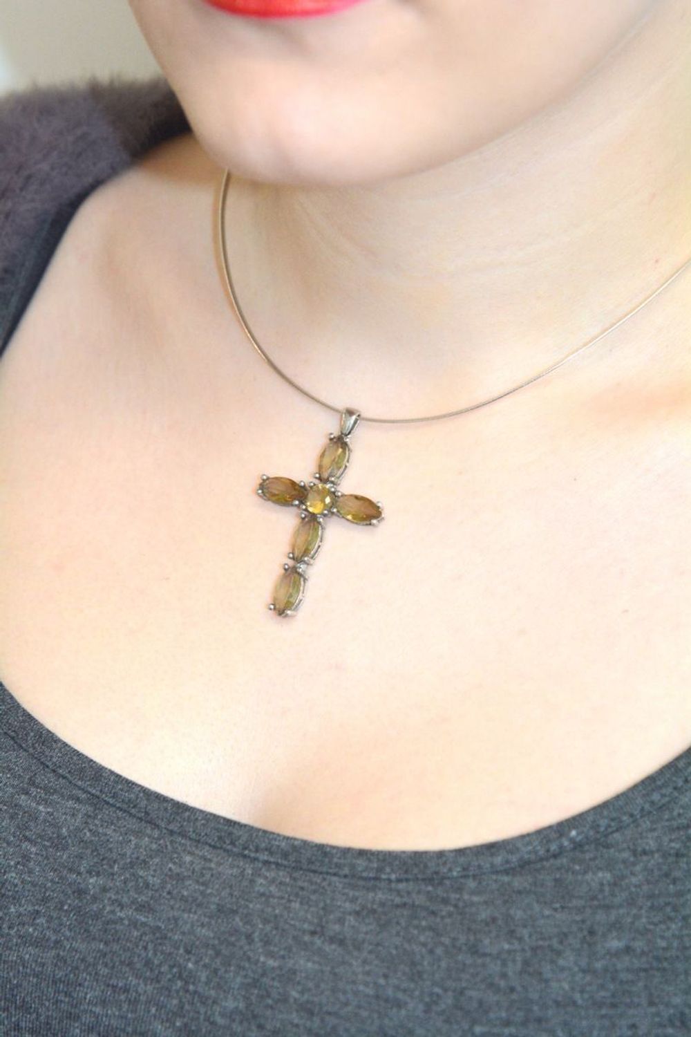 Zawieszka srebrna 925 DIA-ZAW-1968-925 w kształcie krzyżyka z dużymi cyrkoniami w odcieniu pomarańczowo-brązowym. Masywna, elegancka – długość 5 cm, waga 6,80 g.1.jpg