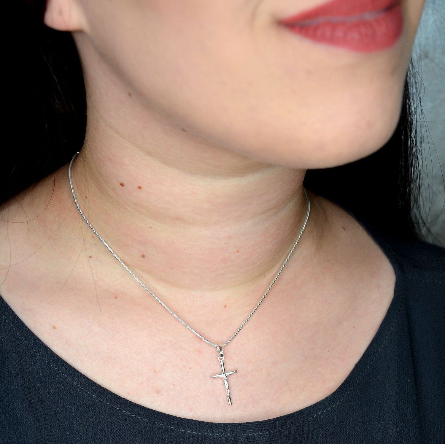 Zawieszka srebrna krzyżyk 3 cm z Jezusem DIA-ZAW-1969-925..jpg