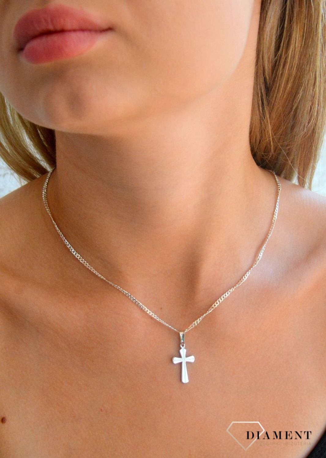 Srebrna zawieszka krzyż DIA-ZAW-1972R-925. Srebrna zawieszka. Srebrna zawieszka krzyżyk. Srebrny krzyż prosty. Krzyżyk srebrny idealny na prezent. Krzyżyk bez Jezusa..jpg