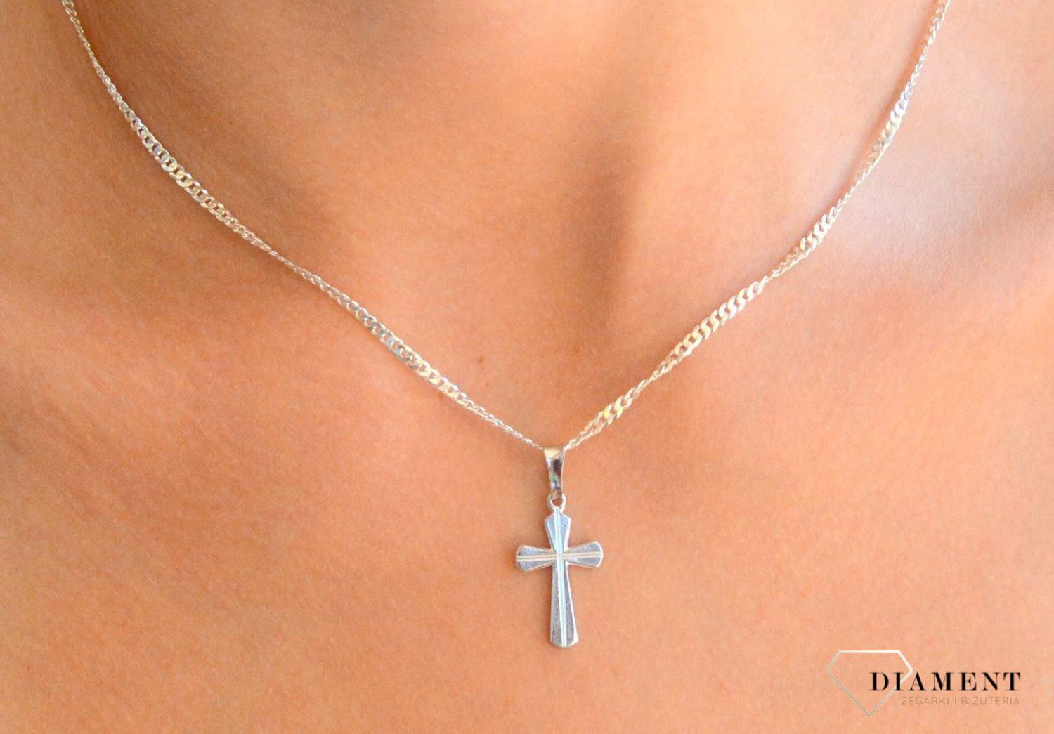 Srebrna zawieszka krzyż DIA-ZAW-1972R-925. Srebrna zawieszka. Srebrna zawieszka krzyżyk. Srebrny krzyż prosty. Krzyżyk srebrny idealny na prezent. Krzyżyk bez Jezusa..jpg