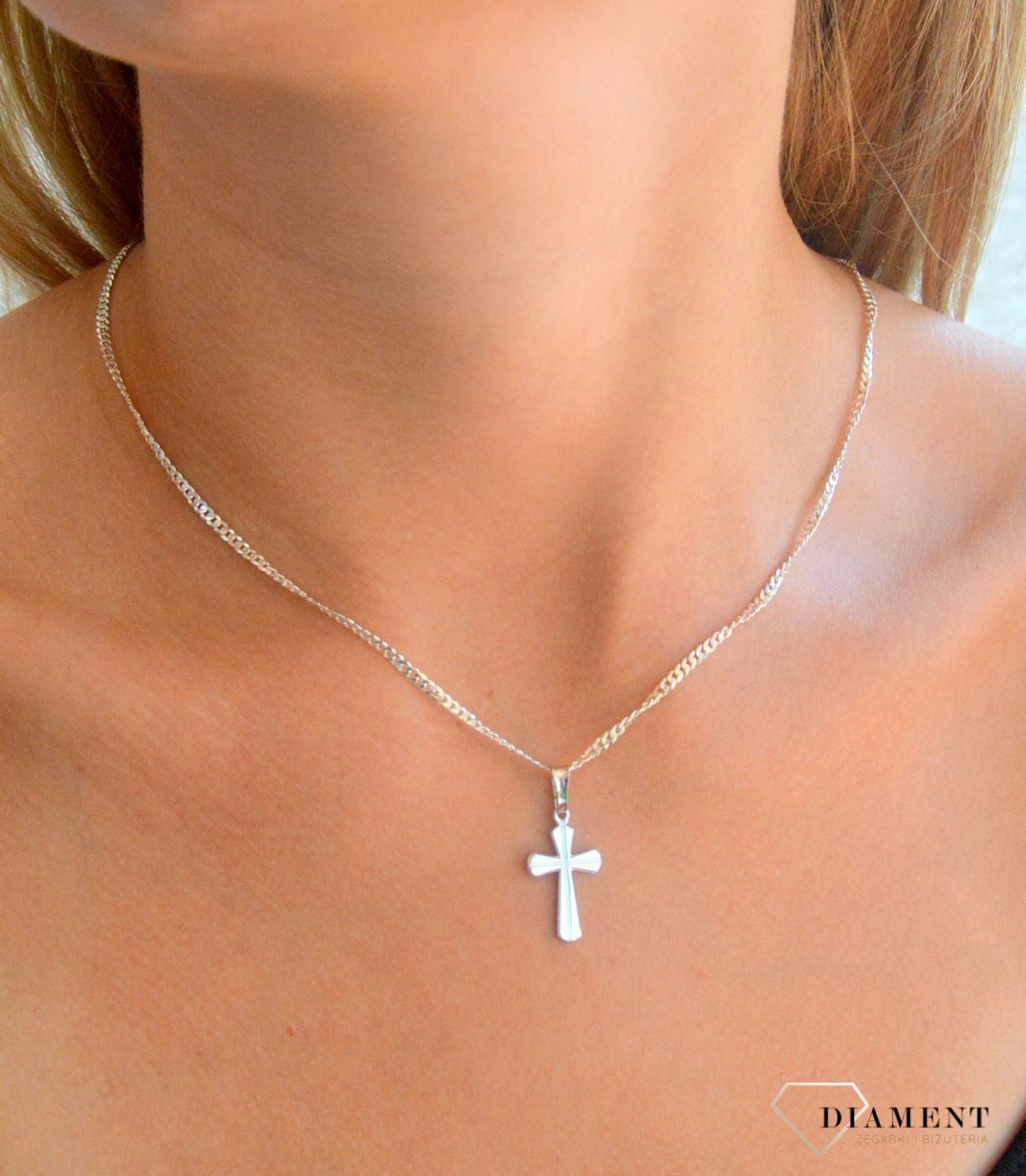 Srebrna zawieszka krzyż DIA-ZAW-1972R-925. Srebrna zawieszka. Srebrna zawieszka krzyżyk. Srebrny krzyż prosty. Krzyżyk srebrny idealny na prezent. Krzyżyk bez Jezusa..jpg