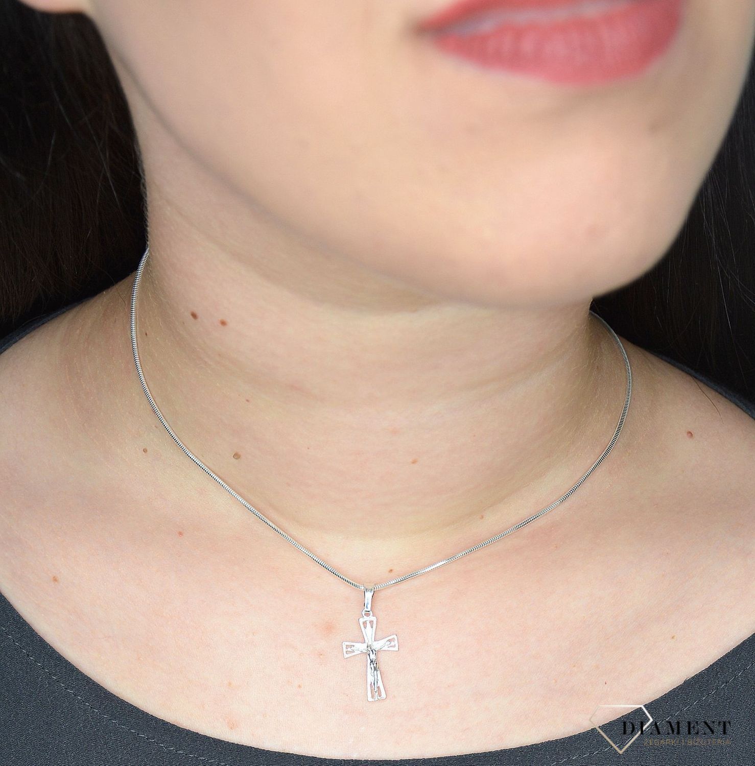 Zawieszka srebrna krzyżyk z Jezusem DIA-ZAW-1973-925.jpg