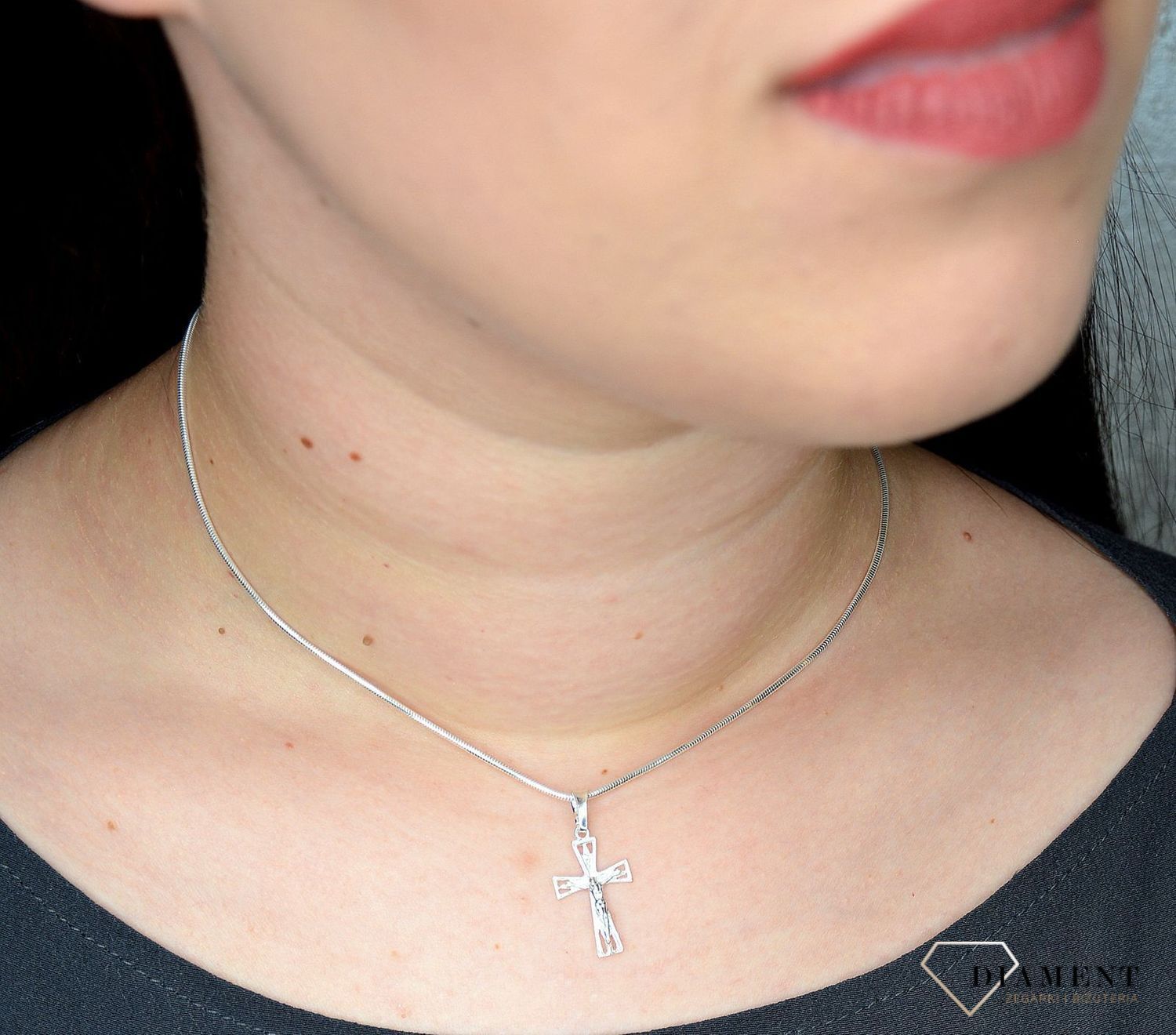 Zawieszka srebrna krzyżyk z Jezusem DIA-ZAW-1973-925.jpg