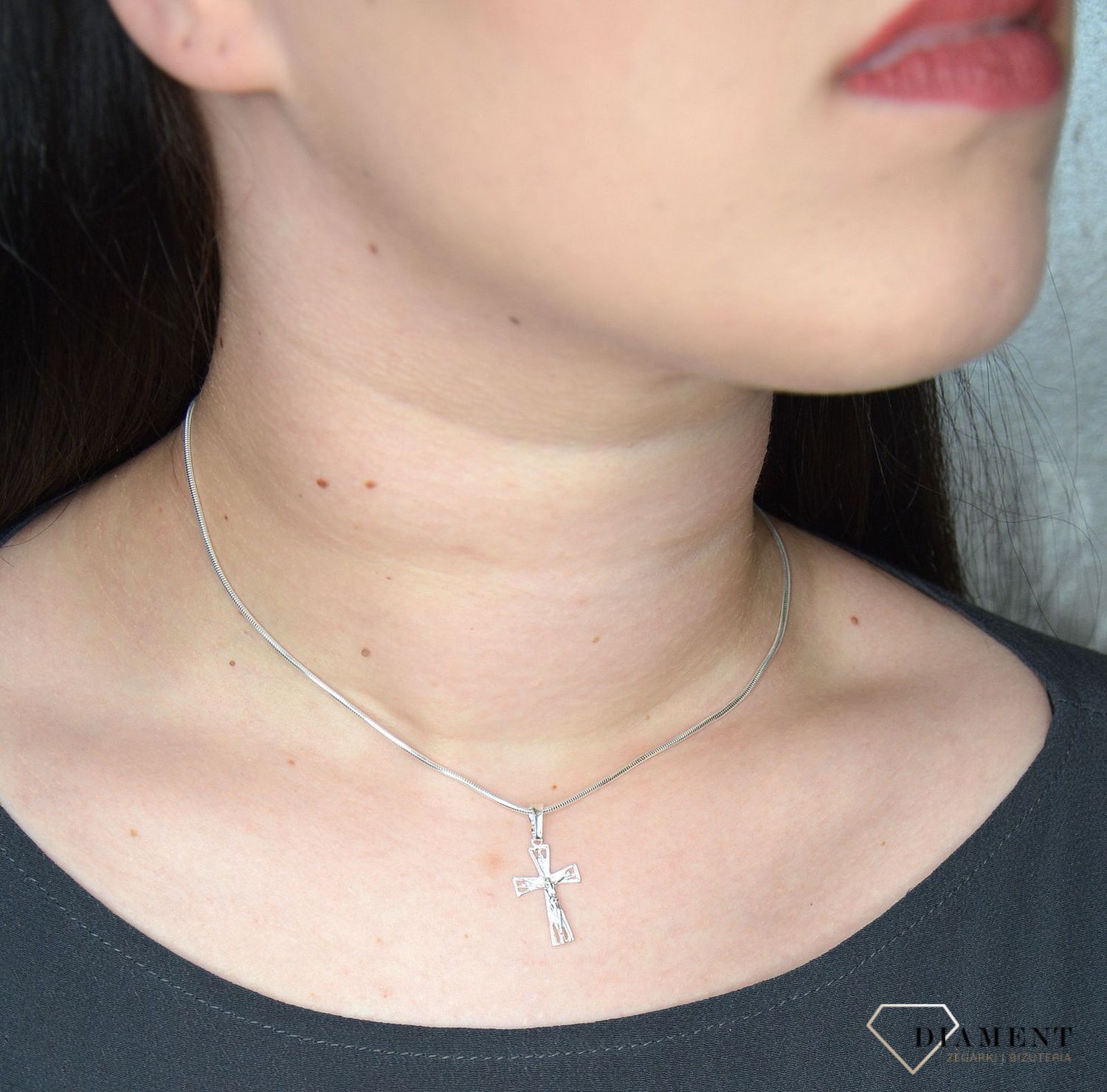 Zawieszka srebrna krzyżyk z Jezusem DIA-ZAW-1973-925.jpg